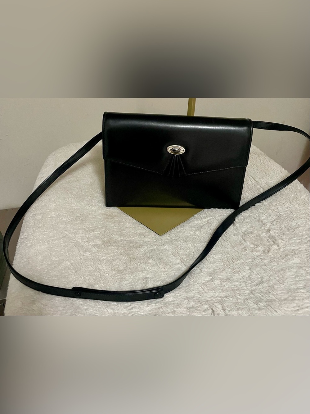 Gucci Black Leather Shoulder Bag with Silver-Tone Clasp